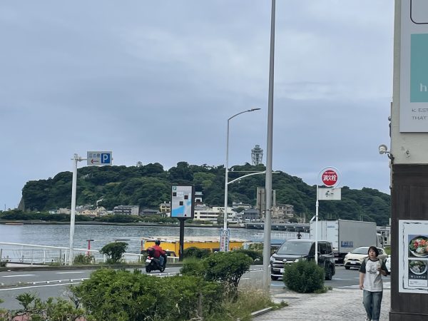 曇り空の江ノ島