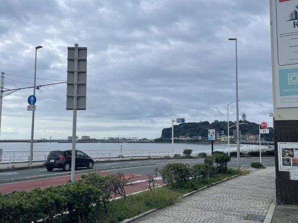 曇り空の江ノ島